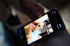 đóng đinh vào đầu bé gái