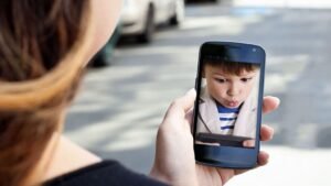 Cha mẹ có quyền kiểm soát điện thoại nhưng "bêu" con lên mạng là phạm luật!