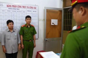 Vụ tài xế xe khách cố lao kịp đèn xanh, tông chết người: Ai bồi thường?