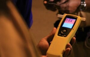 CSGT đề nghị chủ quán nhậu báo tin khách say xỉn: Chủ quán chịu thiệt?